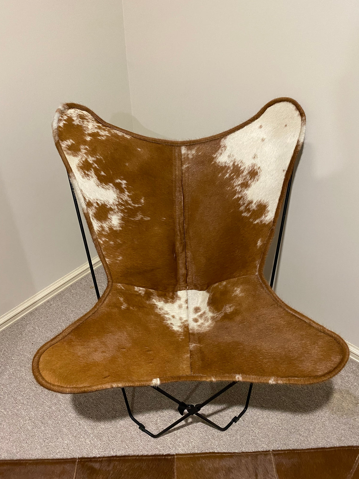 BROWN + WHITE COWHIDE BUTTERFLY CHAIR